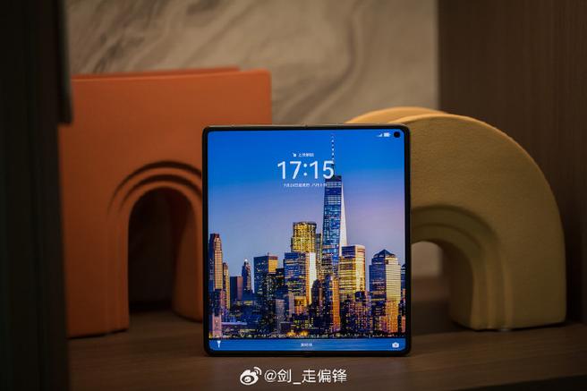 年度理sheng财zhi产品又来了,huawei mate x5 典藏版羽砂白简直不能再